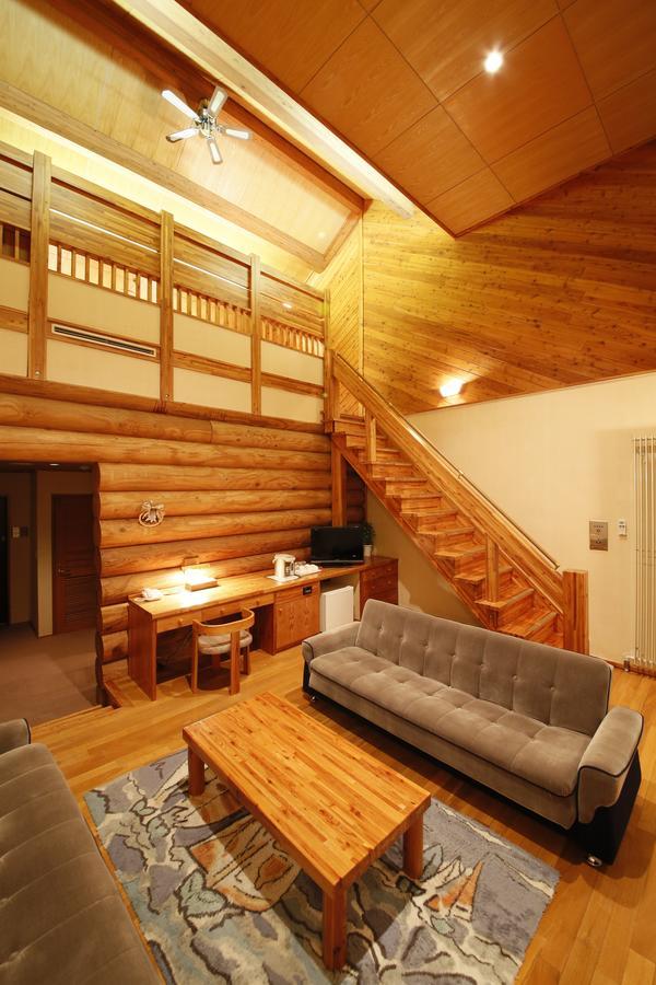 Log Hotel Larch Lake Kanayama Minamifurano Værelse billede